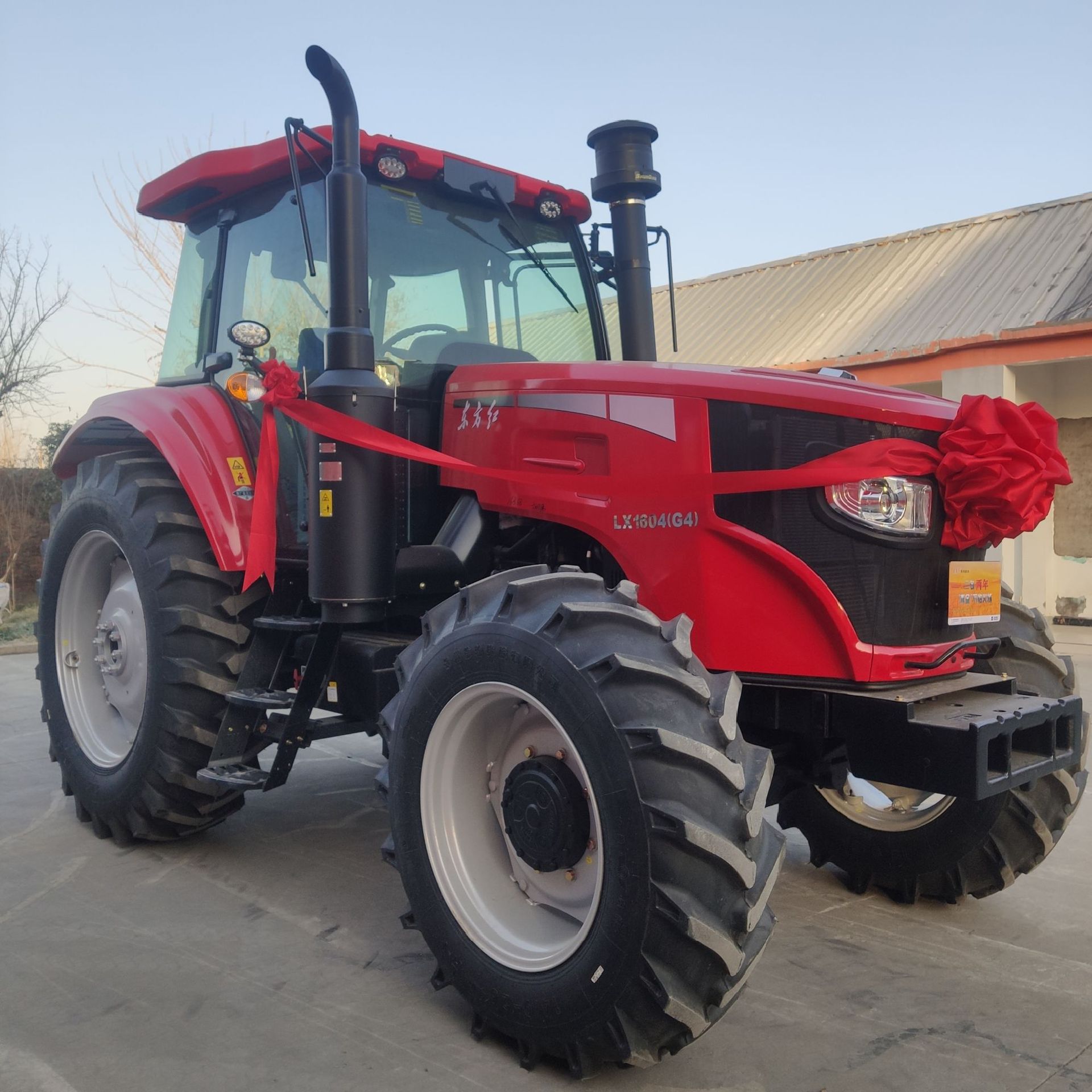 Dongfanghong Tractor Lx1604 High Horsepower Four-Wheel Drive Wheeled Agricultural Tractor